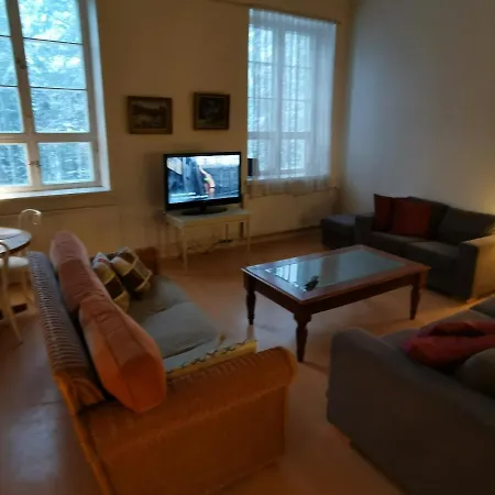 Immaculate 5-bed In Apartment *