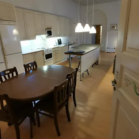Immaculate 5-bed In Apartment *