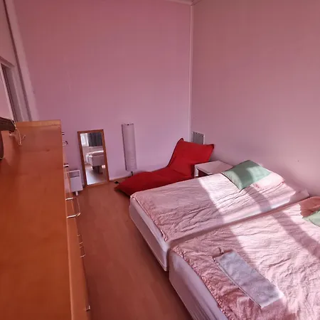 Immaculate 5-bed In Apartment